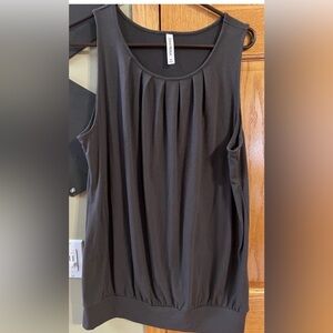 Zenana Outfitters Black Pleated Scoop Neck Tank